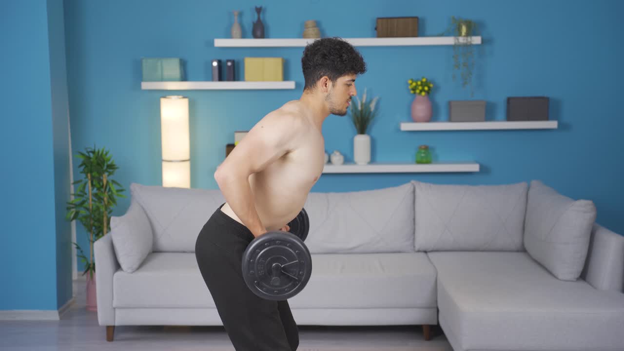 joven atleta haciendo entrenamiento deportivo con pesas. estilo de vida saludable.