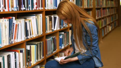 estudiante leyendo un libro en la biblioteca