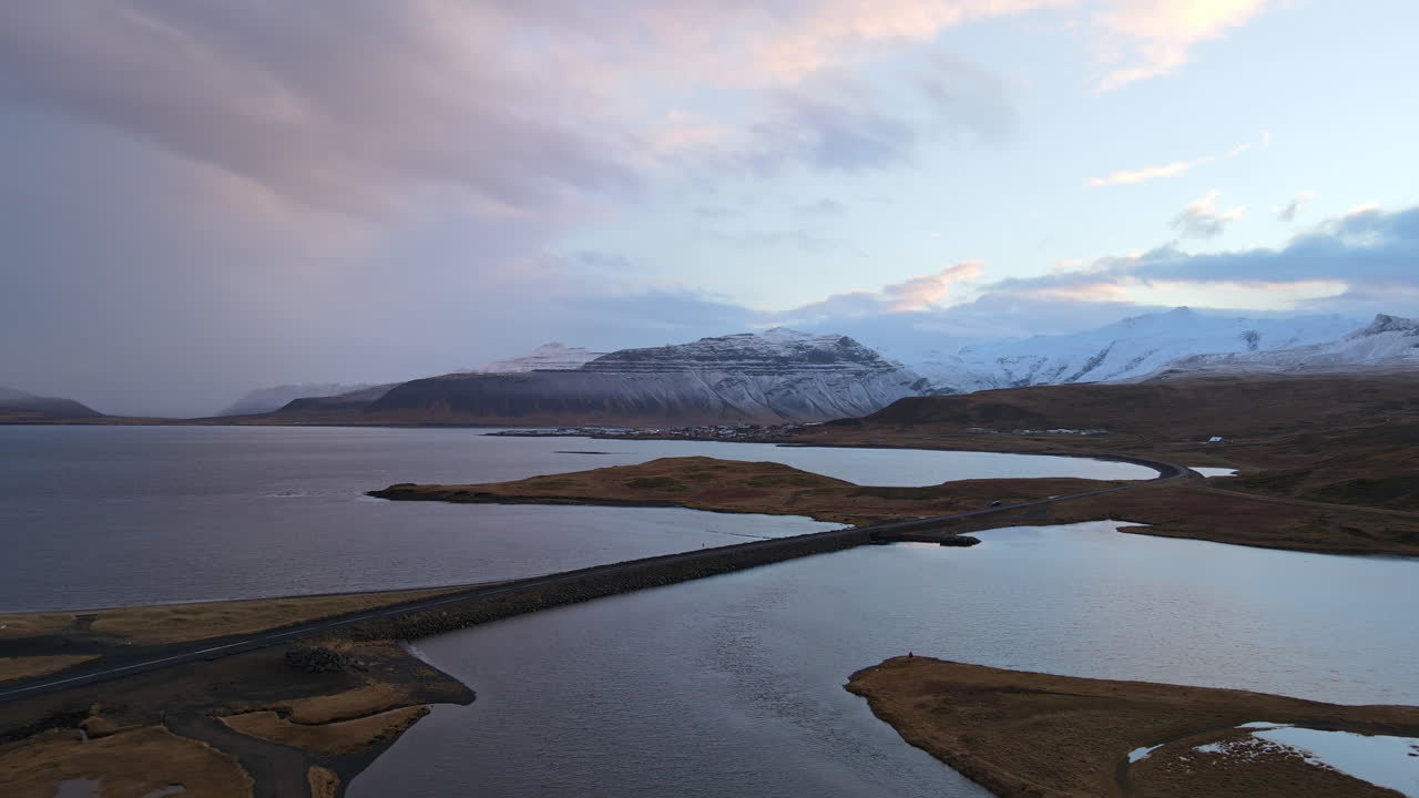 kirkjufell, 아이슬란드 근처 도로의 공중 샷