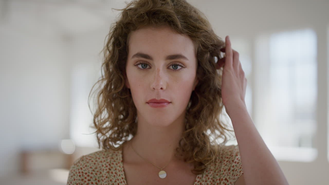 카메라를 바라보는 매력적인 젊은 여성의 초상화 머리카락을 통해 손을 달리는 평온한 매력적인 독립적인 여성 학생 실제 사람들 시리즈