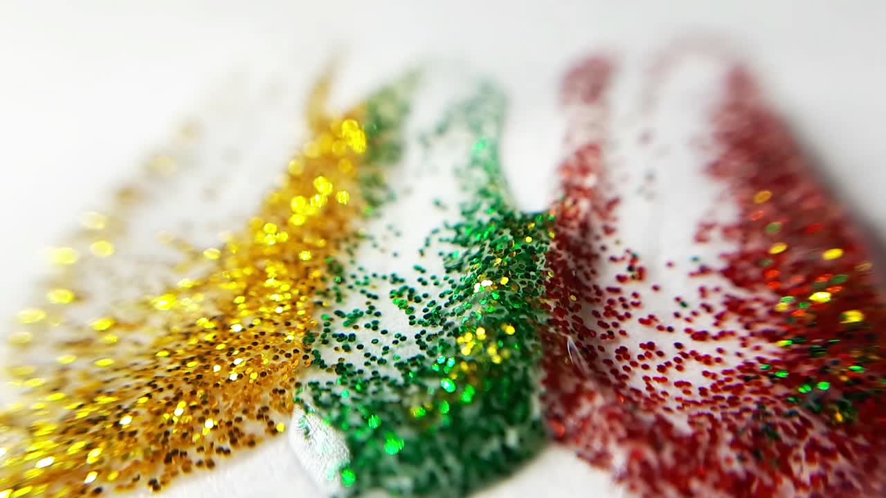 manchas brillantes amarillas, verdes y rojas en un papel blanco