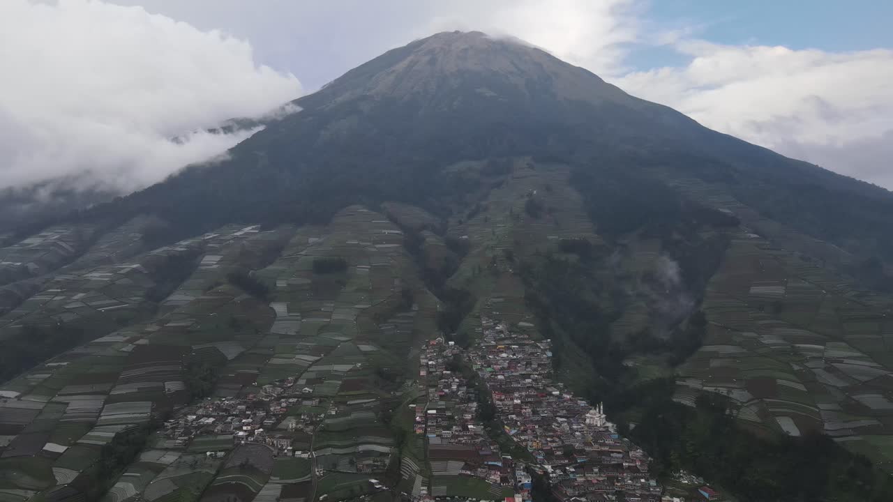 Vista aerea, Nepal van Java, un villaggio turistico sulle pendici del Monte Sumbing, Magelang, Giava Centrale