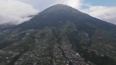 Luftaufnahme,-Nepal-Van-Java,-Ein-Touristendorf-An-Den-Hängen-Des-Mount-Sumbing,-Magelang,-Zentraljava