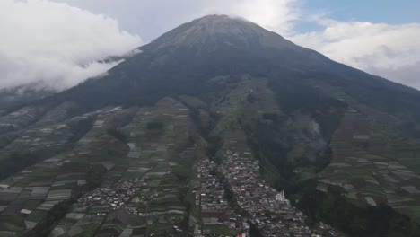 vista aérea, nepal van java que es un pueblo turístico en las laderas del monte sumbing, magelang, java central