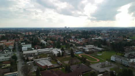 Vista-Aérea-De-La-Ciudad-De-Vimercate,-Comuna-En-La-Provincia-De-Monza-En-Italia.