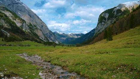 idílico cañón de montaña ahornboden con el río rissach con agua azul fresca que fluye por campos verdes y exuberantes en los alpes bávaros austríacos