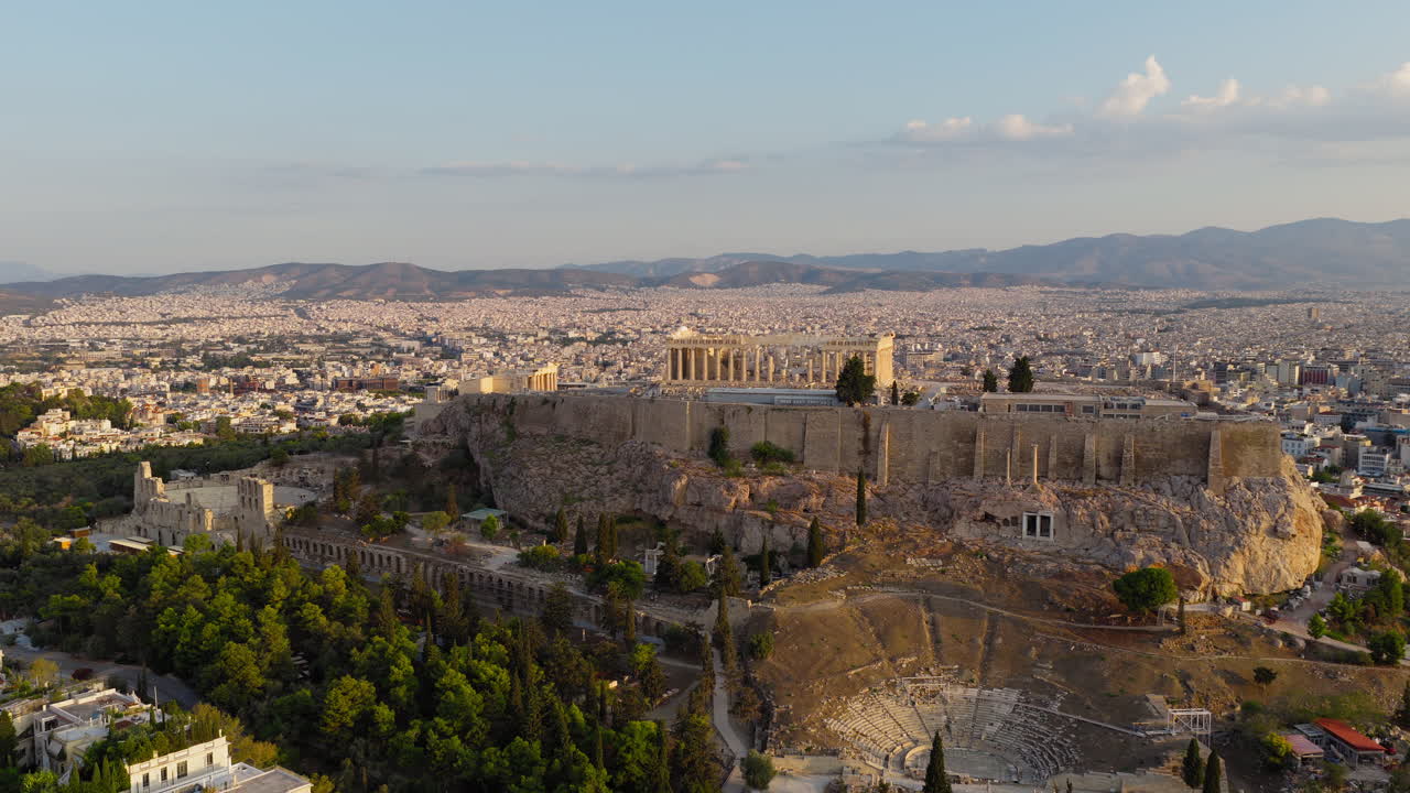 Acropoli, Partenone, Atene, Grecia, mondo antico: Odeon di Erode Attico, anfiteatro ripreso con drone aereo.