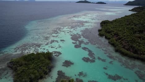 Atemberaubende-Aussicht-Auf-Kleine-Inseln,-Weißen-Sand-Und-Türkisfarbenes-Wasser-Im-Tropischen-Paradies-Piaynemo-Raja-Ampat-Indonesien