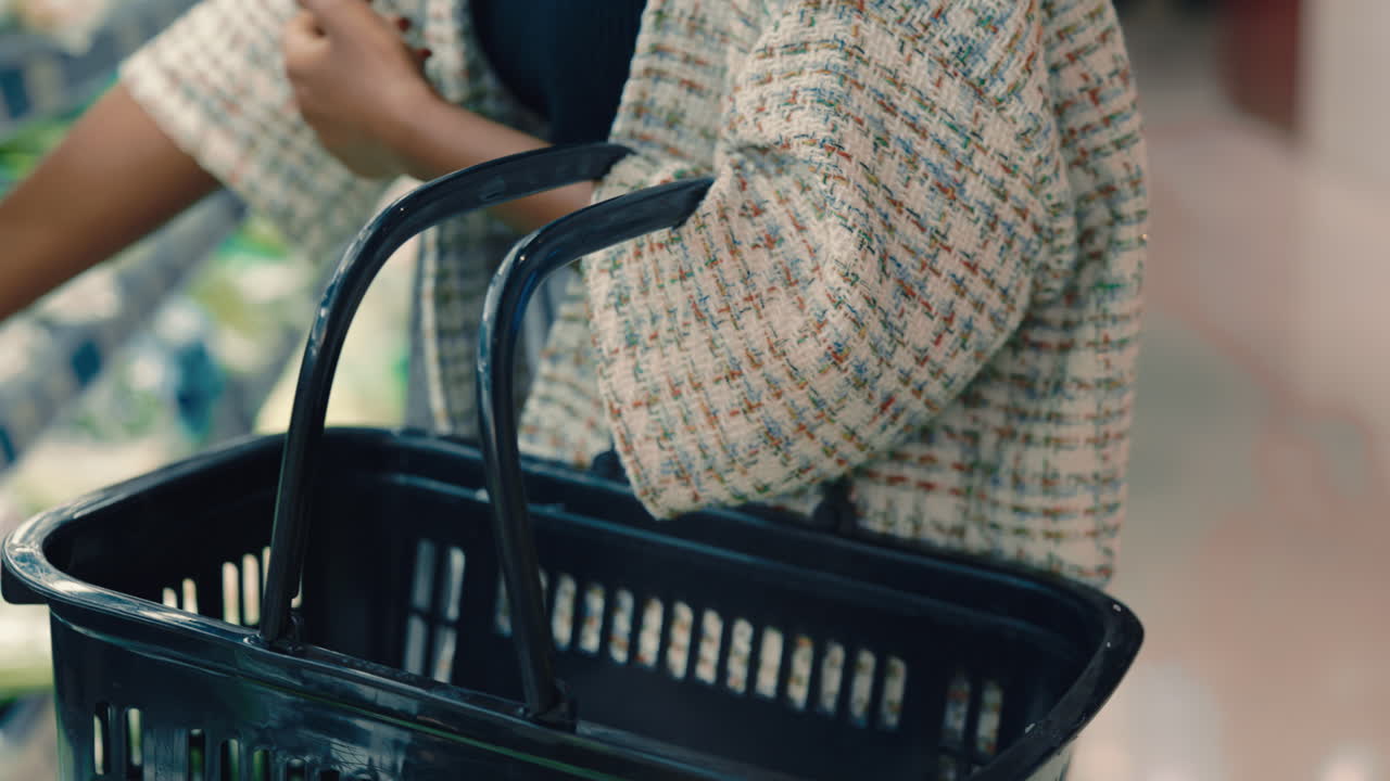 식료품 가게 에서 농산물 을 구입 하는 여자