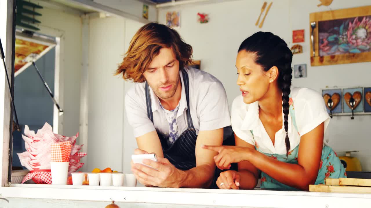 camarero y camarera interactuando entre sí