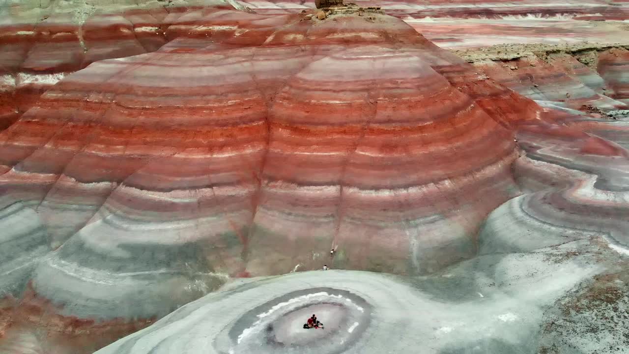 Laaja drone-kuvamateriaali tallentaa Utahin Bentonite Hillsin eloisat, Mars-maiset sävyt. Ilmavideo esittelee dramaattisia punaisen ja harmaan raidallisia muodostelmia kiehtovan yksityiskohtaisesti.
