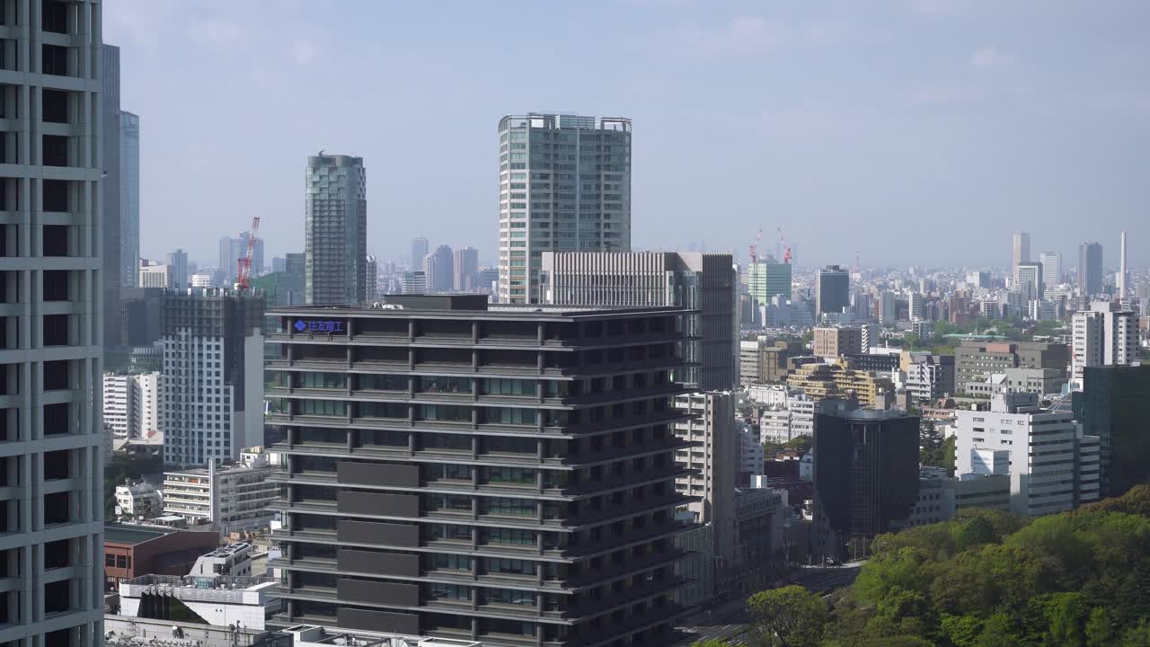 vista de la ciudad del centro de tokio con parque verde y muchos rascacielos, japón