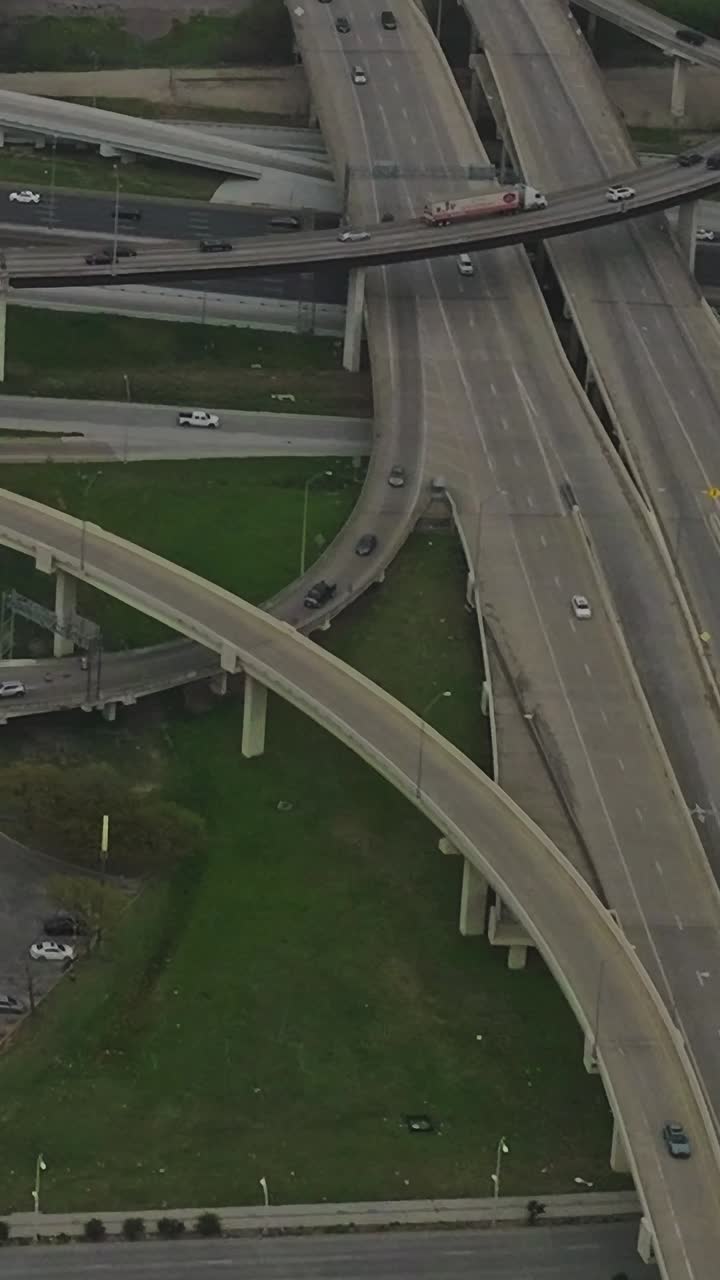 Pemandangan jalan raya dan jalan di pusat kota Dallas, Texas dari atas