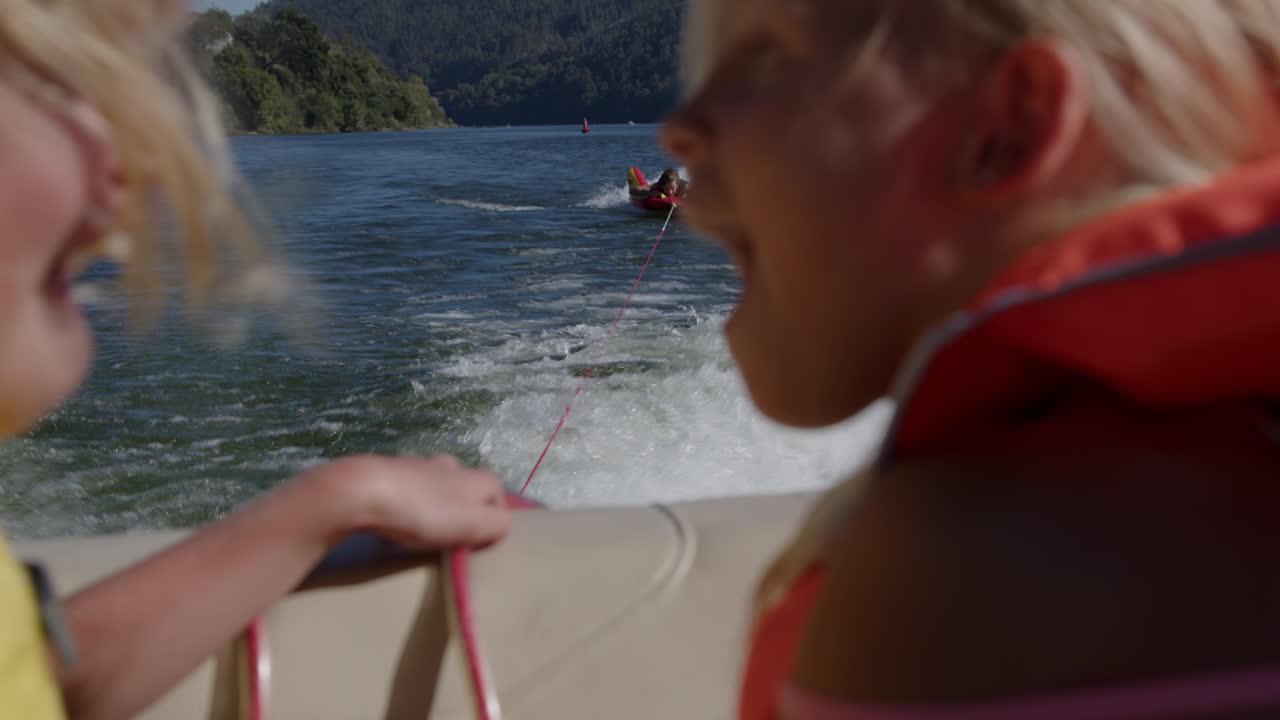 호수 에서 튜브 를 쓰는 아이 들