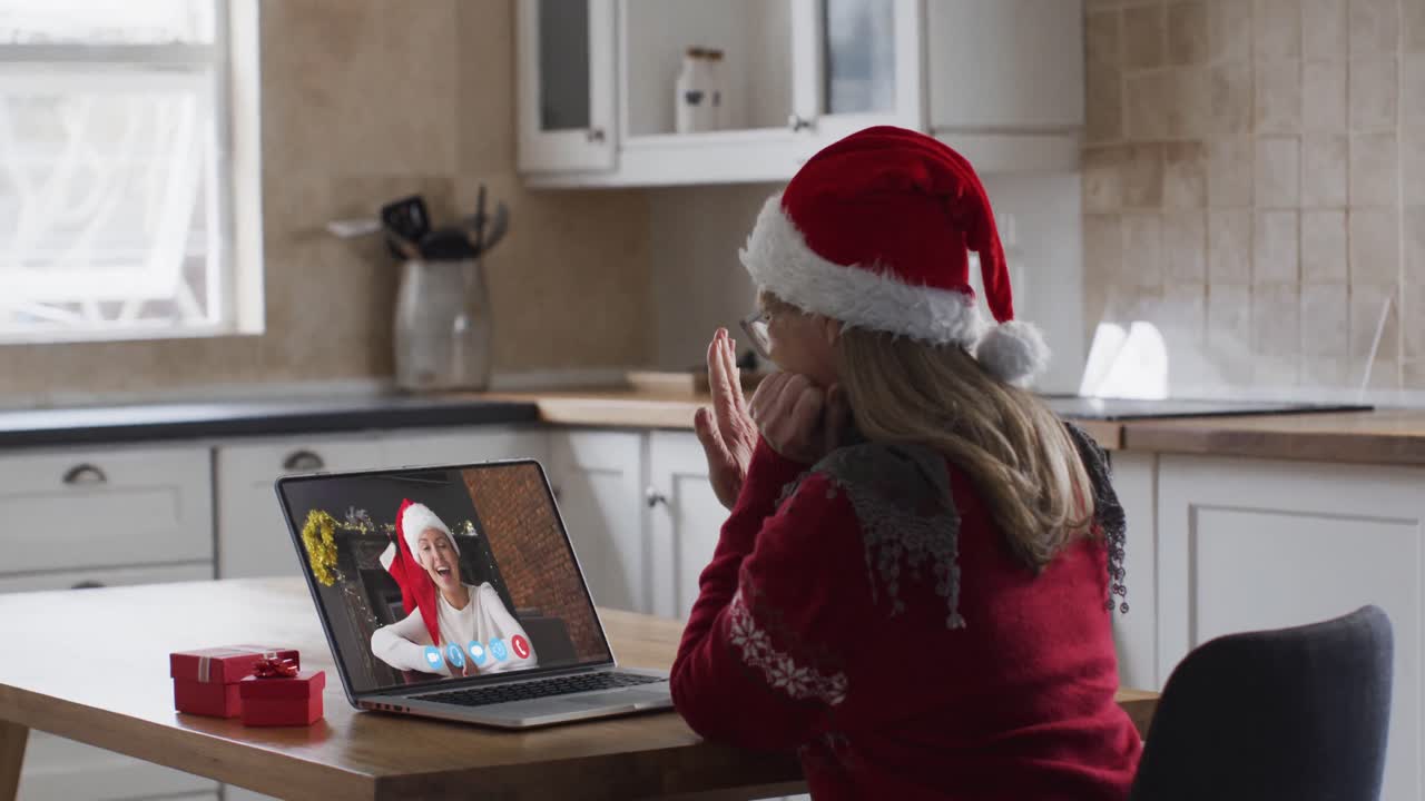 mujer caucásica pasando el tiempo en casa con sombrero de papá noel