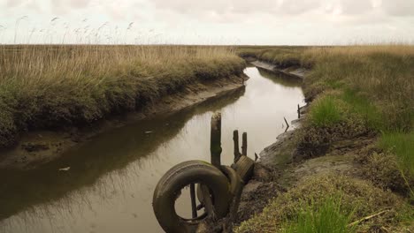 4k-Neumáticos-Viejos-Reutilizados-Como-Guardabarros-Para-Que-Los-Barcos-Atraquen-En-La-Ría-De-Aveiro-En-El-Estuario-Del-Río-Vouga