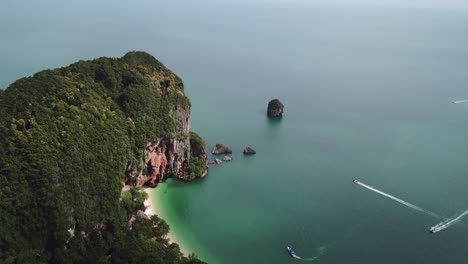 Hermosa-Costa-De-Tailandia,-Vista-Aérea-Del-Paraíso-Tropical,-Playa-De-Arena-Blanca-Bajo-La-Selva-Tropical-Y-Acantilados-Escarpados