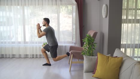 Hombre-Atlético-Fuerte-Y-Musculoso-Haciendo-Deportes-En-Casa.