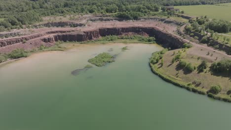 Cantera-De-Piedra-Caliza-Y-Lago-Verde-En-La-Cantera-Kinnekulle-En-Hallekis,-Suecia