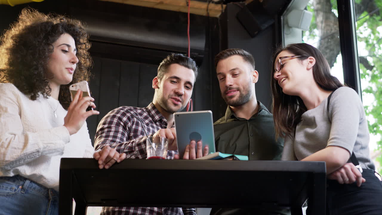 amigos colaborando en un proyecto