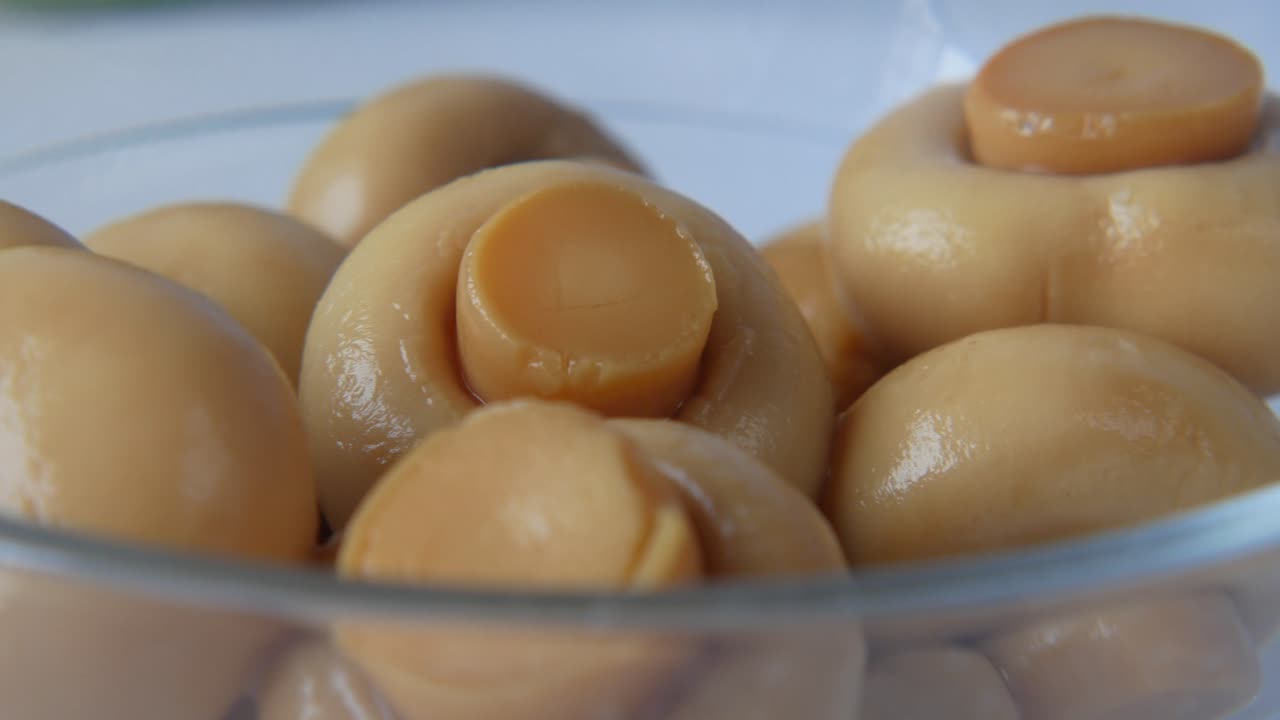 setas enlatadas en un tazón de vidrio