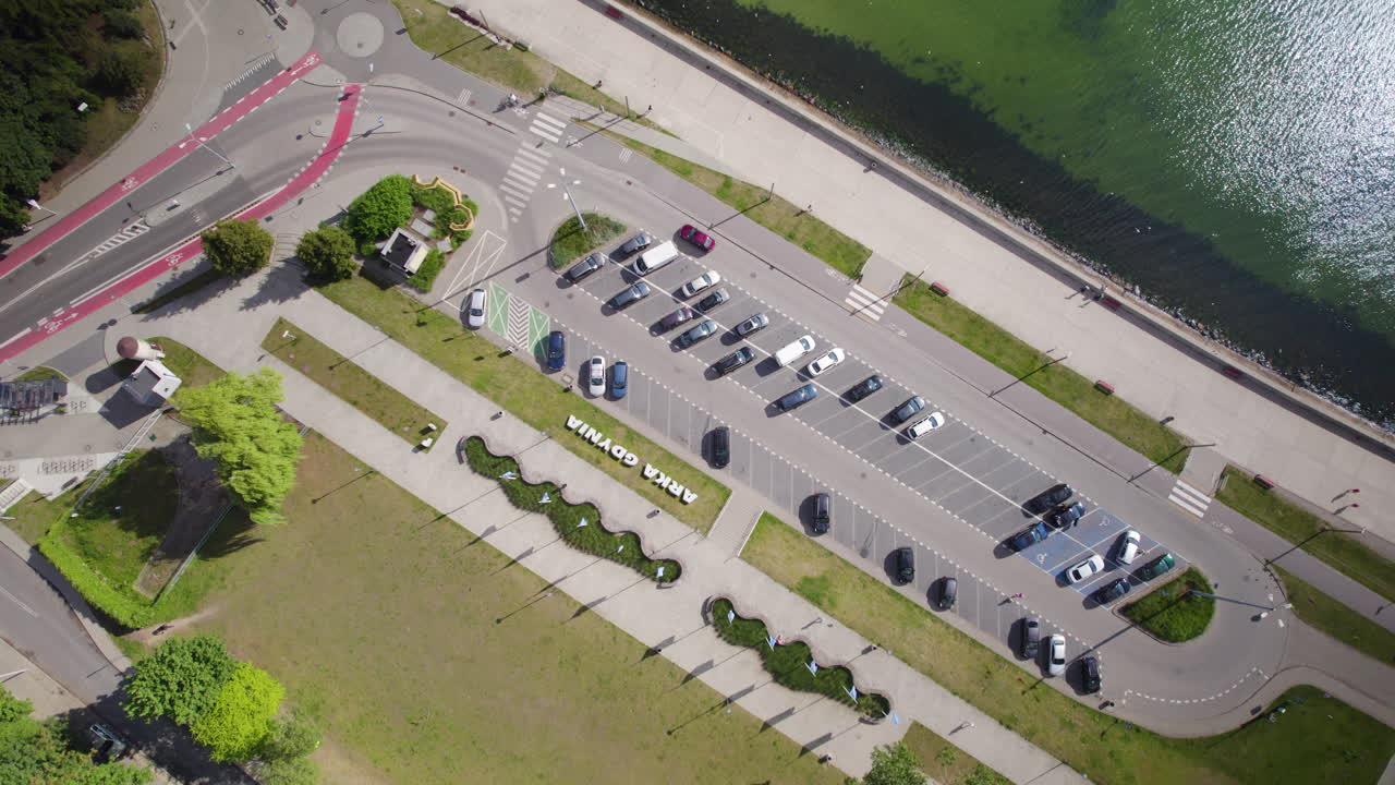 Vista dall'alto di veicoli parcheggiati nella piazza Arka Gdynia a Gdynia, Polonia