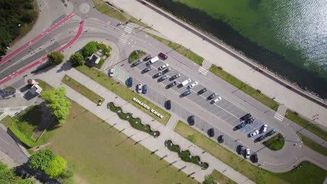 vista aérea de los vehículos estacionados en la plaza arka gdynia en gdynia, polonia
