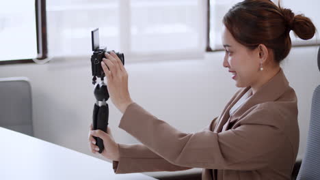 explorar técnicas de filmación en un entorno de oficina brillante que mejora las habilidades de producción de video para profesionales.