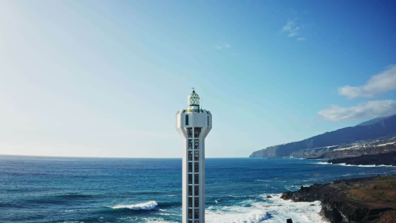 스페인 카나리아 제도 라팔마의 해안선에 위치한 등대 주변에서 촬영된 드론 사진.
