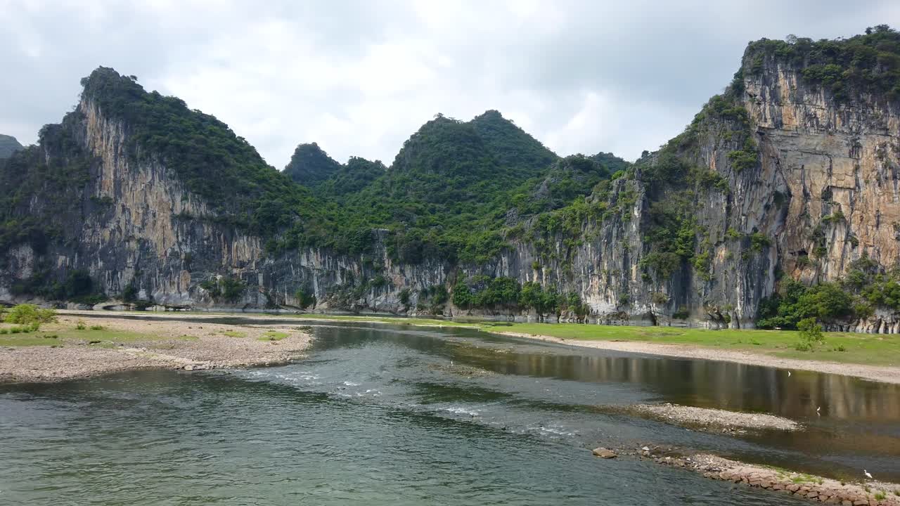 Riverbank and karst landscape of the magnificent Li River between Guilin and Yangshuo in China