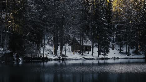 Escápese-A-Un-Paraíso-Escondido-Con-Una-Casa-En-El-Lago-Discretamente-Ubicada-Entre-Los-árboles