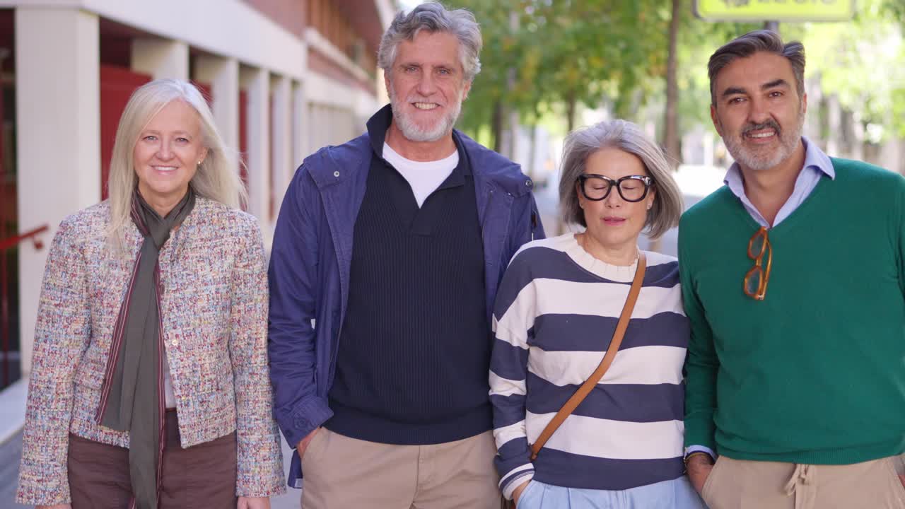 Grupo de amigos maduros e felizes juntos em uma rua da cidade