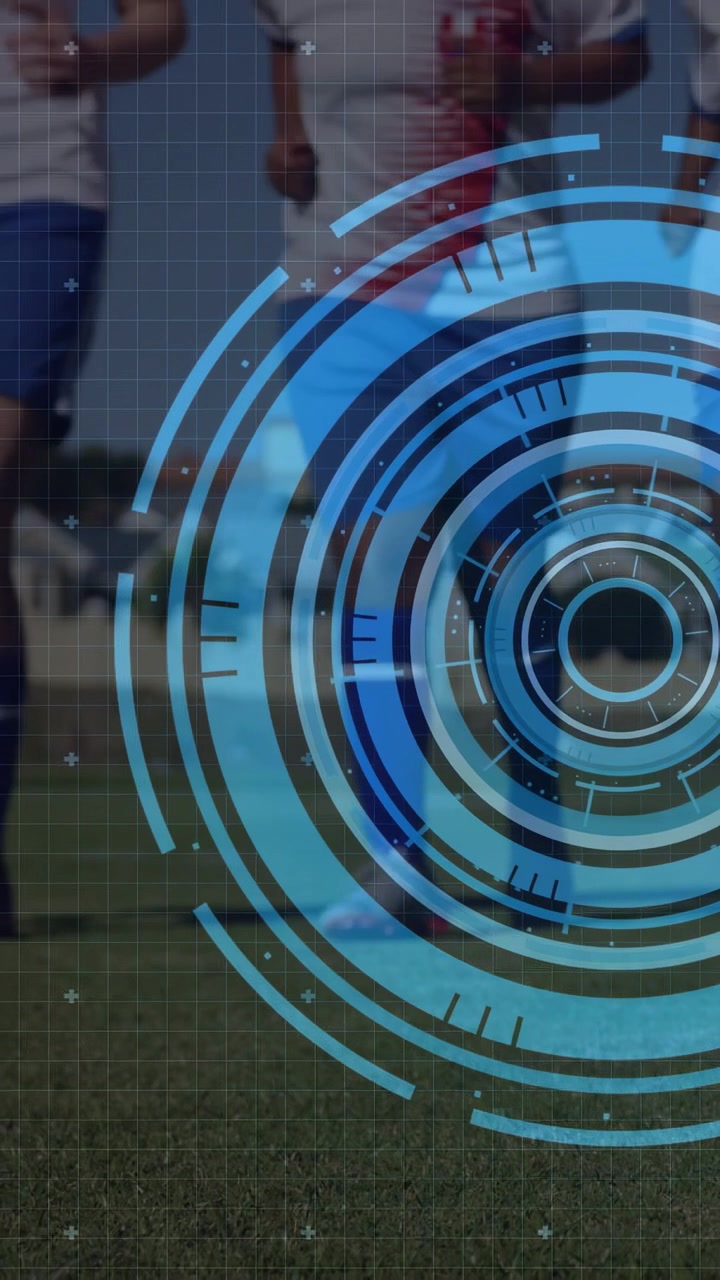 Video verticale: Due compagni di squadra di calcio che corrono sul campo, con HUD che entra da destra oscurando le gambe