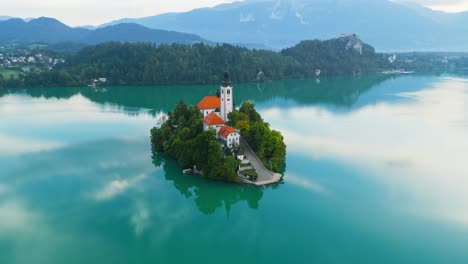 Lago-Icónico-Sangrado-En-Eslovenia-Con-Isla-De-La-Iglesia,-Vista-Aérea-De-Drones