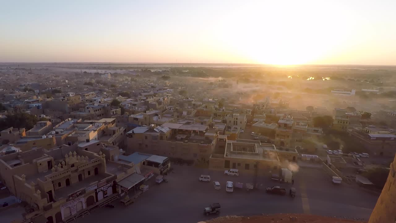 Case tipiche nella città di Jaisalmer con un'alba luminosa in Rajasthan, India.
