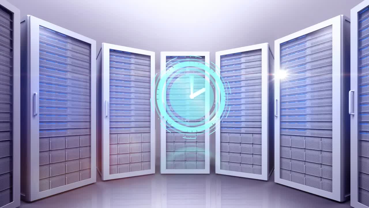 animación del reloj moviéndose rápidamente sobre los servidores de la computadora en la sala de tecnología