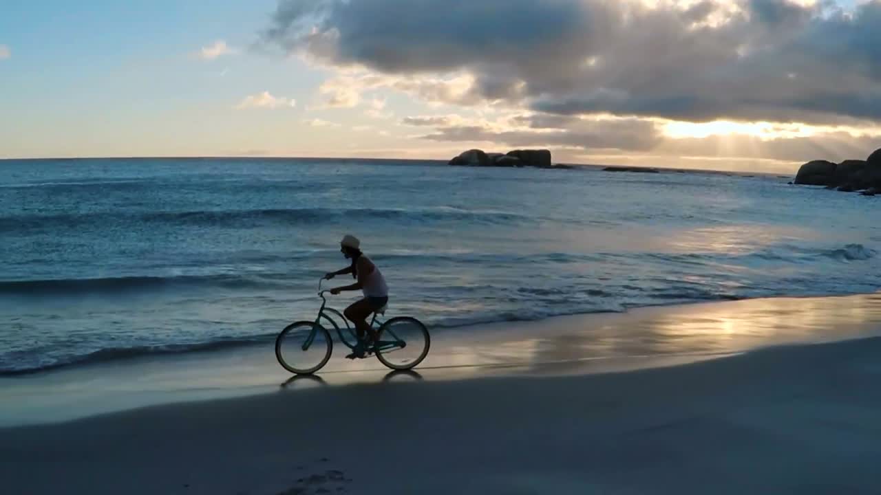 해변에서 자전거를 타고 있는 여자
