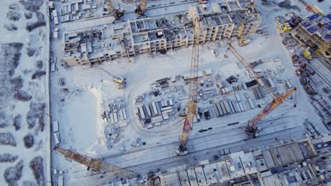 vista aérea de un sitio de construcción de invierno