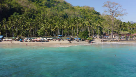 volar sobre la playa de crystal bay, nusa penida en bali, indonesia, hermoso destino turístico tropical