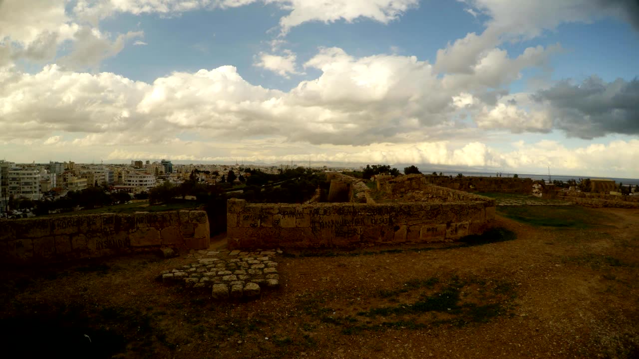 Dalle mura di una fortezza medievale si può vedere la moderna città di Famagosta