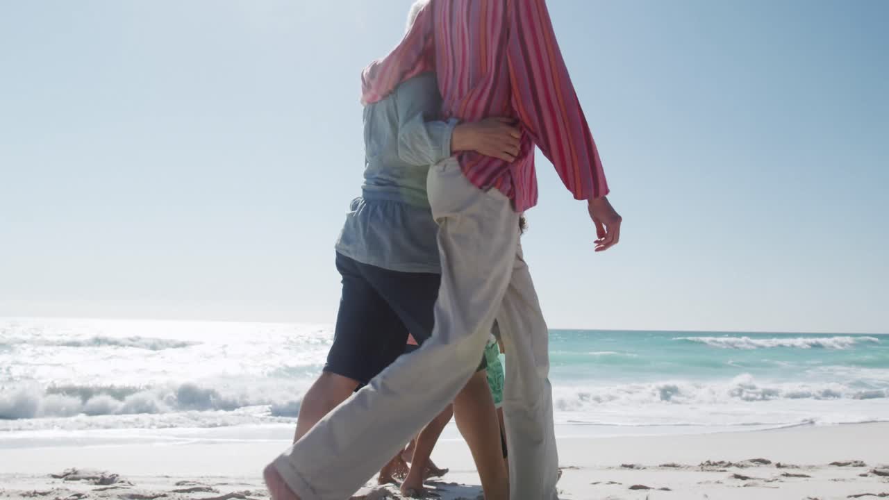 해변 에서 함께 자유 시간 을 즐기는 가족