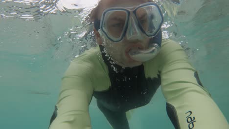 Unterwasser-Selfie-Aufnahme-Eines-Männlichen-Schwimmers