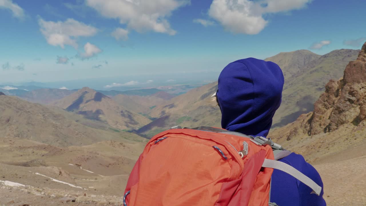 garota turista assistindo vale de montanha no alto atlas, marrocos, câmera lenta