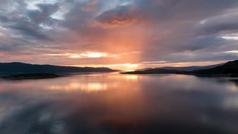 Lufthyperlapse-über-Dem-Riesigen-Malangen-Fjord-Mit-Strahlendem,-Lebendigem-Sonnenuntergangshimmel