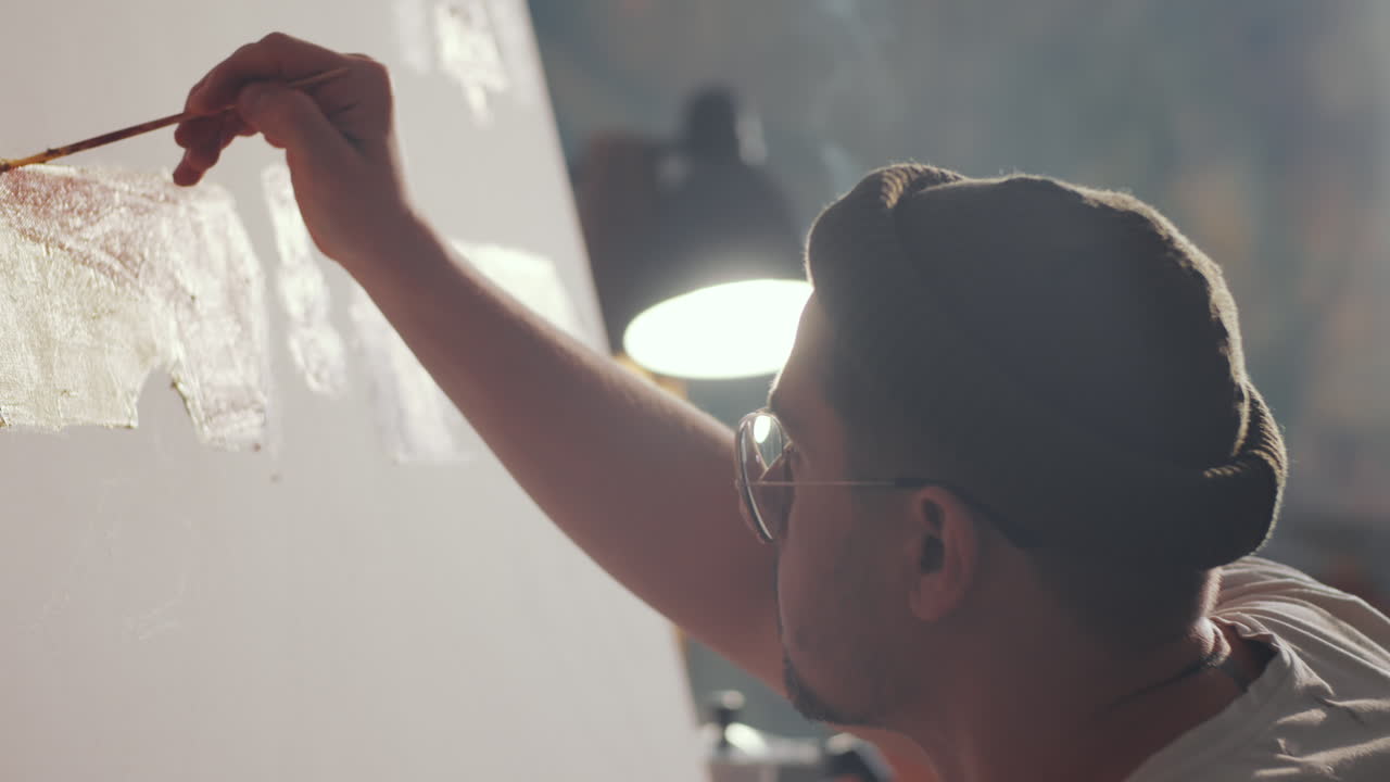 남성 예술가 가  ⁇  으로 그림 을 그리고 있다