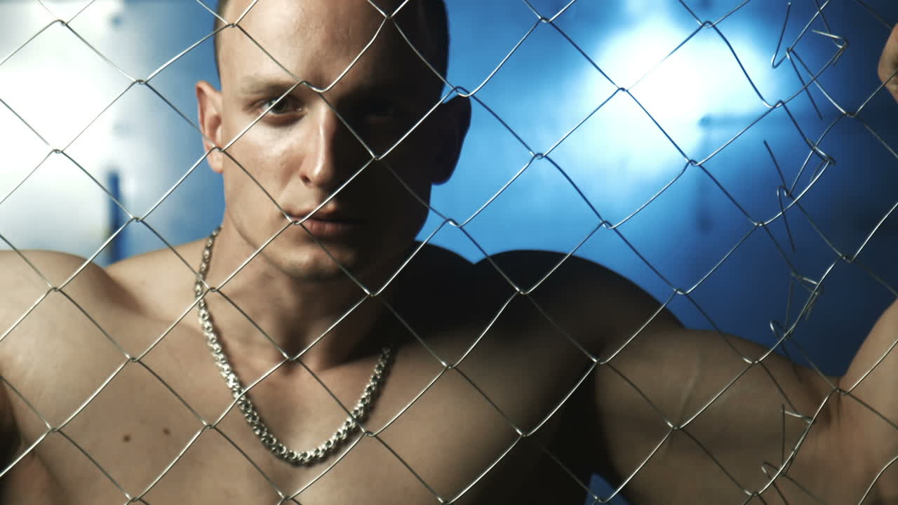 человек за цепным забором