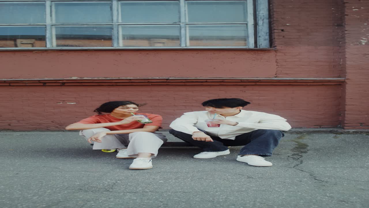 커플 이 야외 에서 술 을 즐기고 있다