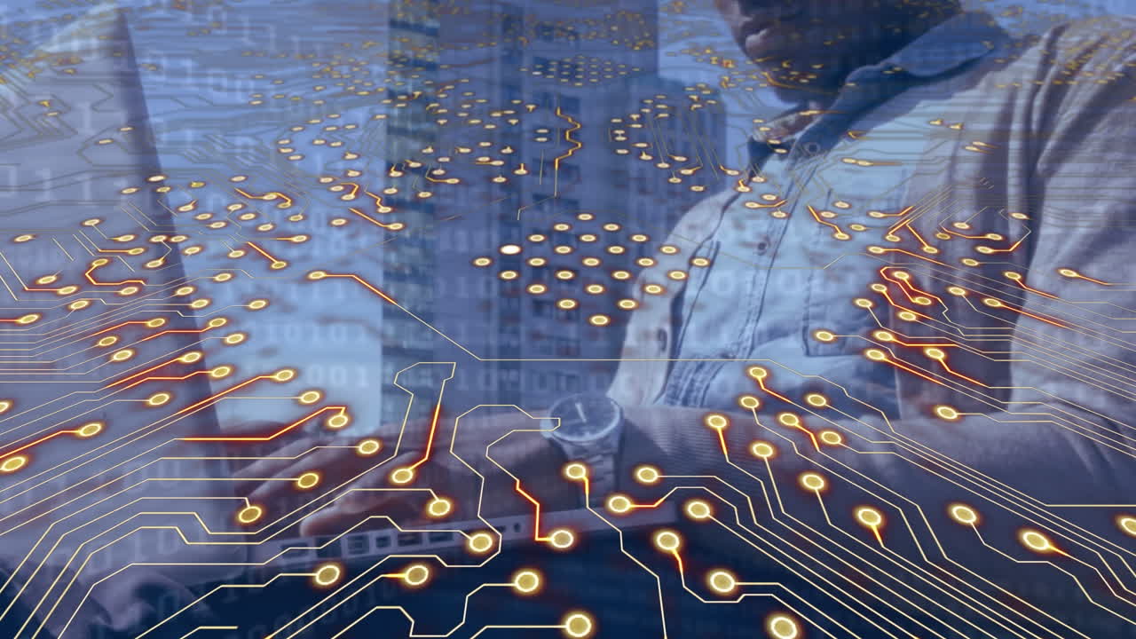 노트북을 사용하는 아프리카계 미국인 남자의 손 위에 있는 집적 회로의 애니메이션