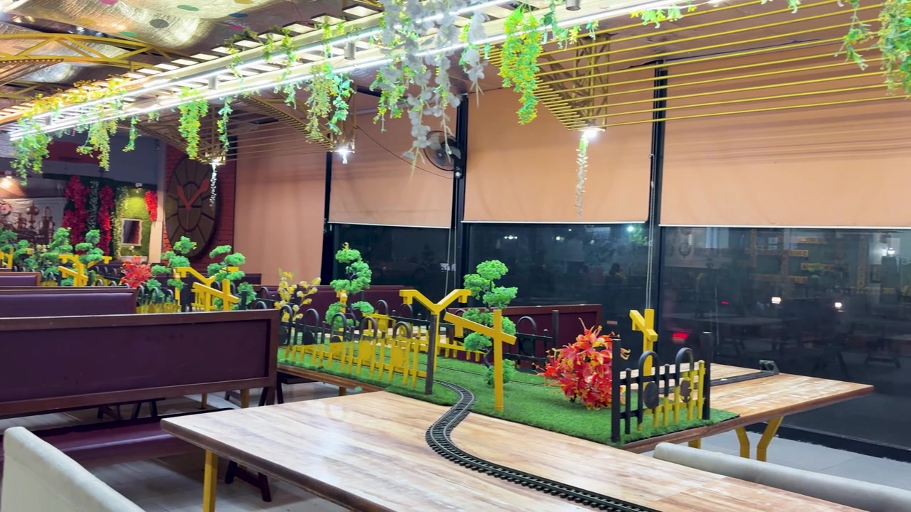 Interior de restaurante temático de trenes en miniatura con experiencia gastronómica de ferrocarril a escala