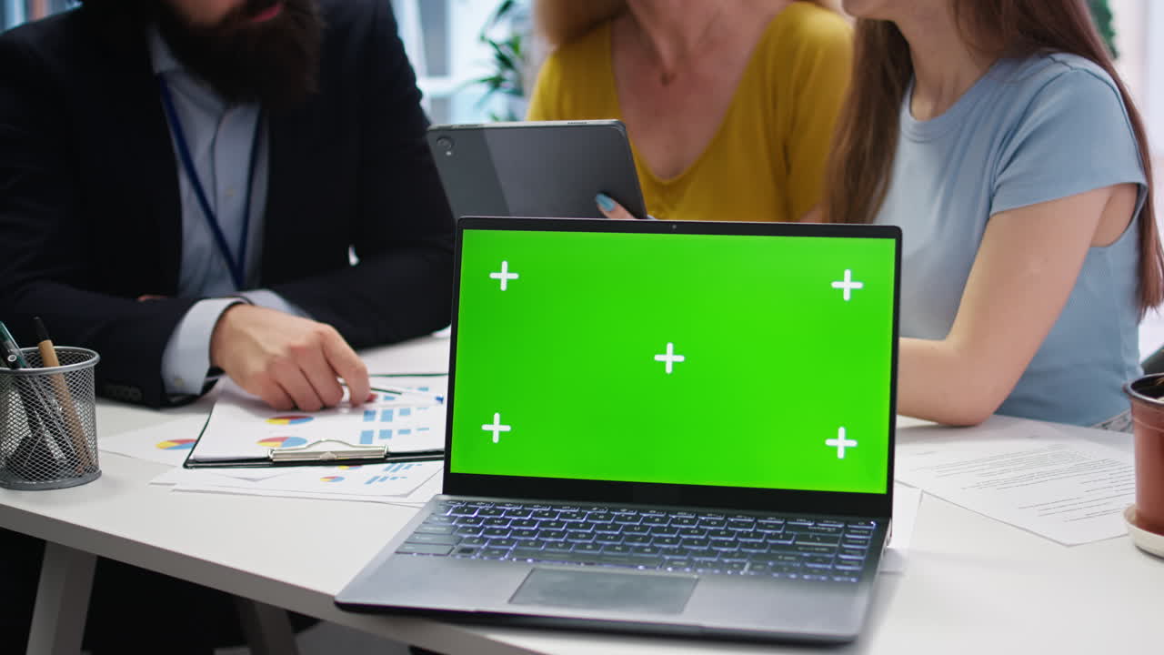 el consultor utiliza un software de planificación financiera en el cuaderno de claves de chroma